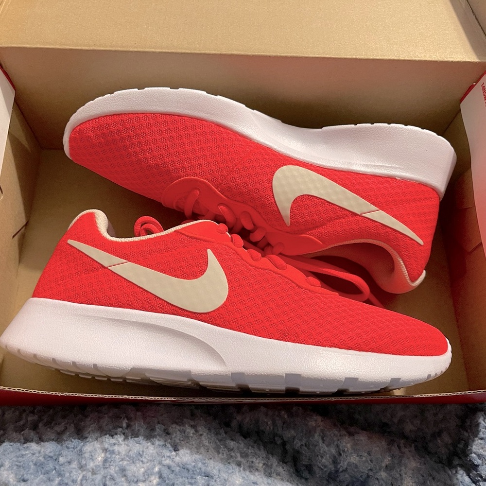 Woman’s Nike Tanjun Sneakers, Size 8, New In Box